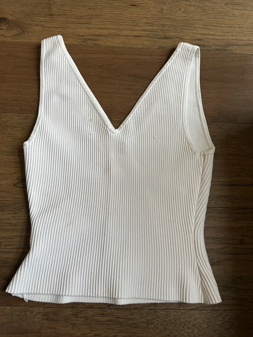 V-Neck Ribbed Tank Top Babaton - Picture 4 of 4